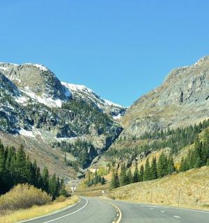 一条空旷的道路,背景是群山