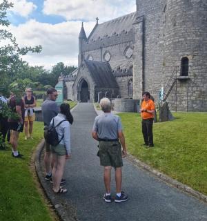 skupina lidí stojící před kostelem