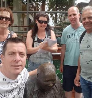 一群人站在雕像旁边