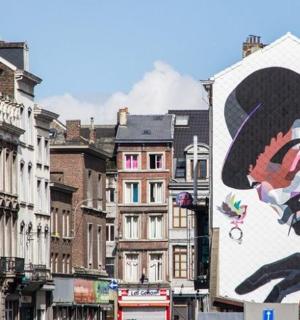 một bức tranh lớn về một người ở bên hông tòa nhà