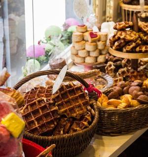 bir masada waffle ve pasta büfesi