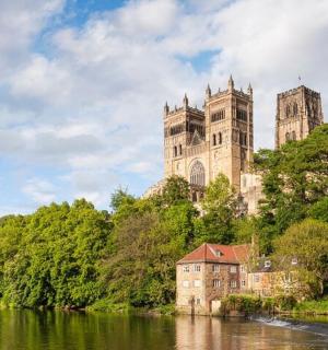 河边山顶上的城堡