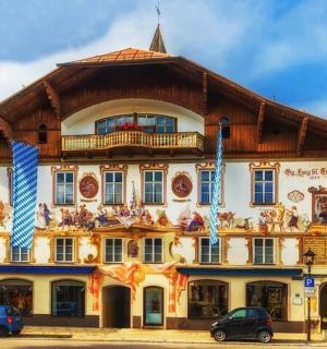 正面有装饰的建筑