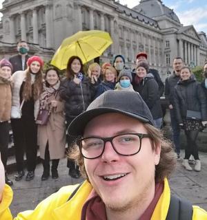 muž ukazuje palec nahoru před skupinou lidí