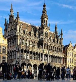 一群人站在一栋大楼前