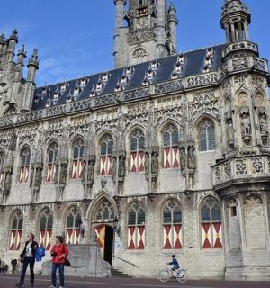 一座大楼,前面有人走动