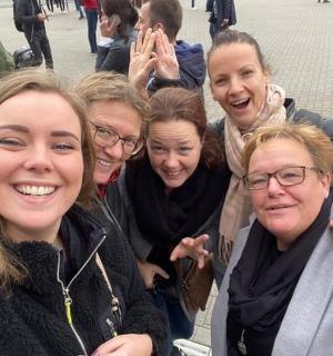 一群人正在摆姿势拍照