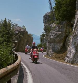 一群人骑着摩托车沿着山路行驶