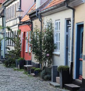 小镇上的一条鹅卵石街道