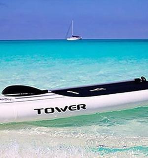 停在沙滩上的黑白皮划艇