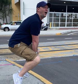 一名男子站在路边