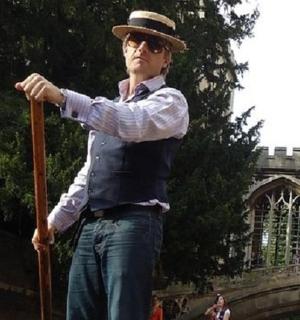 一尊戴着帽子、手握拐杖的男人雕像