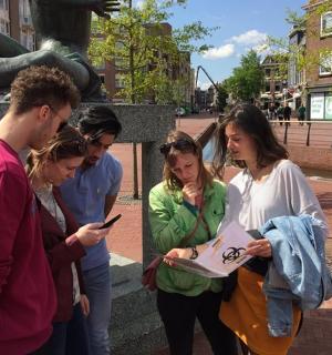 一群人站在人行道上看手机