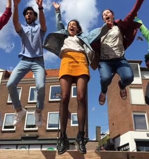 一群人在空中跳跃