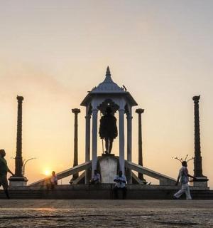 一群人走在雕像前