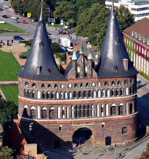 城市街道上的一座有两座塔楼的老建筑