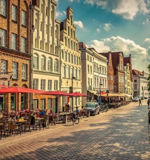 一条摆满桌椅和建筑物的城市街道