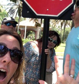 一位戴着墨镜的女士举着停车标志