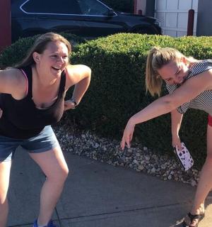 两名女子并肩站在人行道上