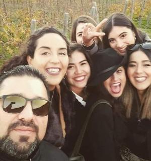 กลุ่มคนกำลังโพสท่าถ่ายรูป