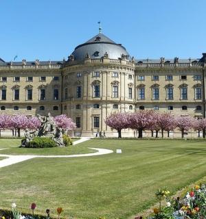 ein großes Gebäude mit einem Park davor