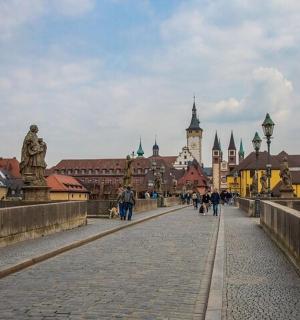 eine Brücke über einer Stadt mit Menschen, die darauf gehen
