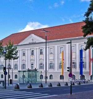 一座红色屋顶的白色大楼