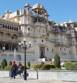 一群人站在一栋大楼前