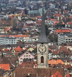 ein Uhrturm mitten in einer Stadt