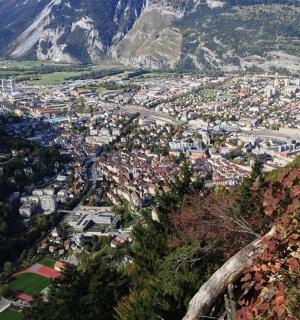 letecký pohled na město v horách