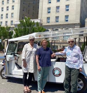 三位女士站在餐车前