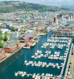 鸟瞰港口,水面上停泊着船只