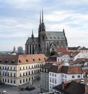 pohled na město s katedrálou a budovami