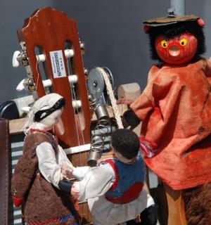 фигурица групе људи обучених у костиме