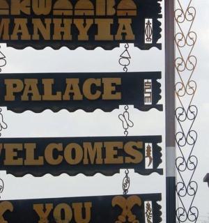 a sign that saysvalleyanan mummy la palace and welcome signs