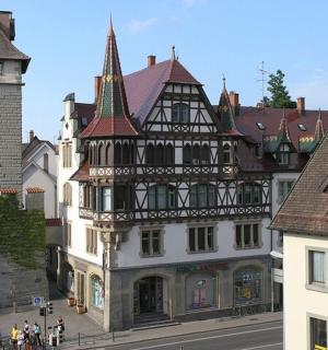 城市里有钟楼的建筑