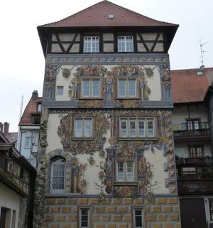 街道上带有钟楼的高楼