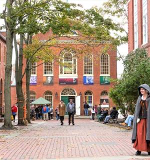 一位身穿长袍的女子走在街上