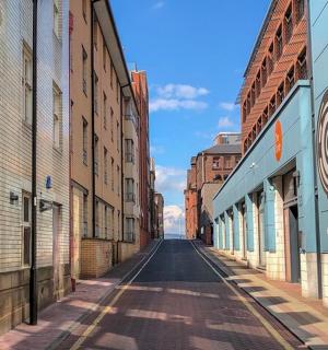 建筑物之间的小巷里的一条空荡荡的街道