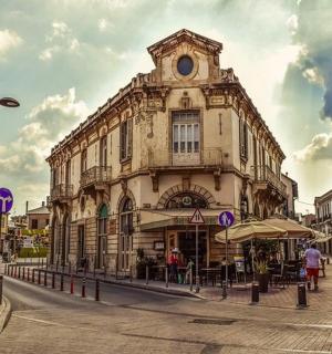 城市街道上的一座老建筑