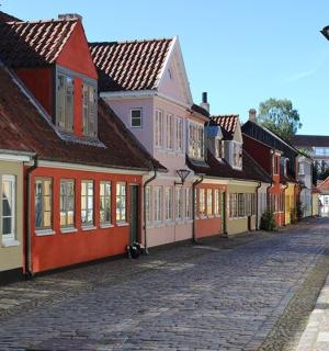 小镇上色彩缤纷的建筑，街道是鹅卵石铺成的