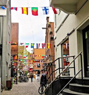 城市里挂满旗帜和楼梯的街道