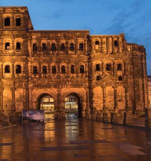 velká kamenná budova s hodinovou věží v noci