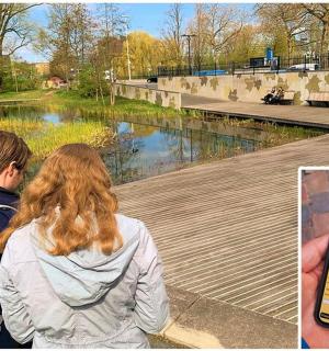 一男一女坐在池塘前