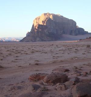 沙漠，背景为岩石和山脉