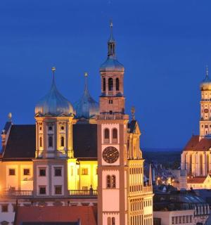 晚上有钟楼的大楼