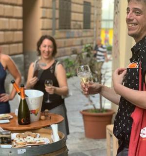 一名男子和两名女子手捧酒杯