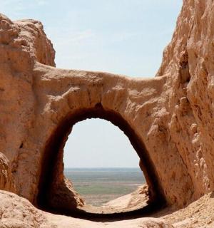 岩层侧面的拱门