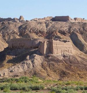 沙漠中一座山的岩石山坡