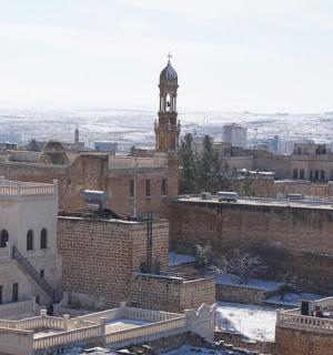 一座有钟楼的城市的鸟瞰图